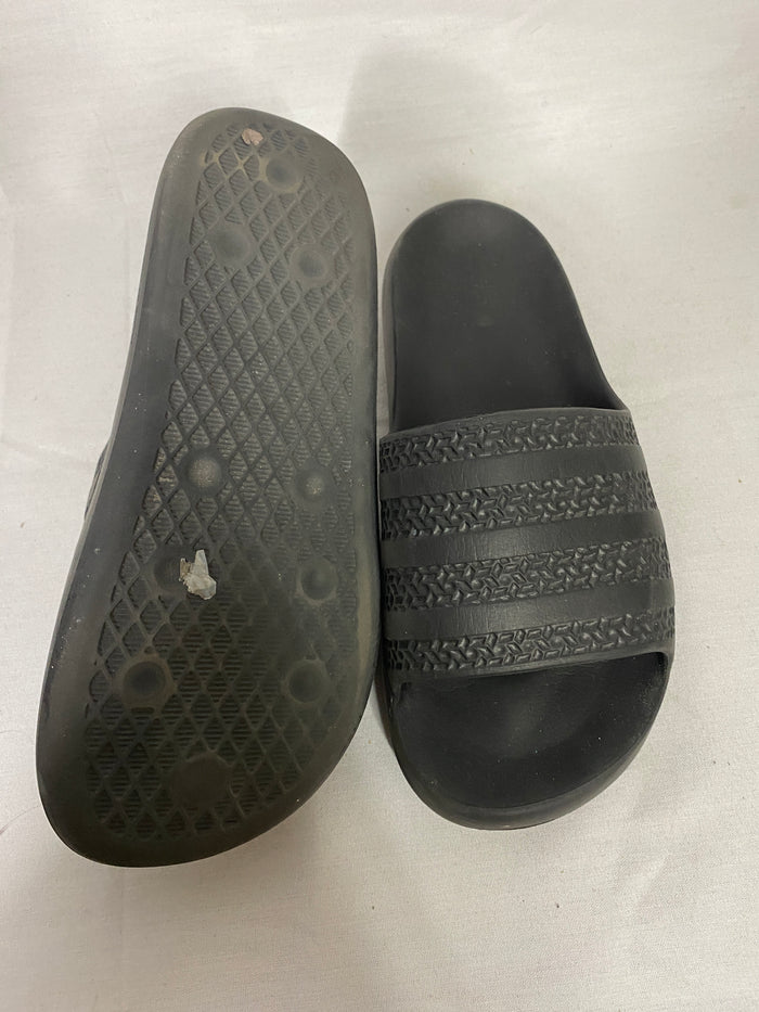 Adidas Adilette Ayoon Slides in Core Black w/ Logo print on side Men's Size 7/Women's Size 8.5