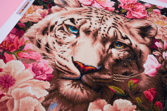 Diamond Painting Sabrina the Snow Leopard 22" x 33" (55.6cm x 83.7cm) / Round with 53 Colors including 2 ABs and 4 Fairy Dust Diamonds / 61,408